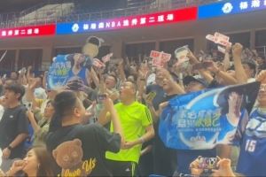 杨瀚森16顺位被选中 青岛国信体育馆第二现场球迷沸腾了！